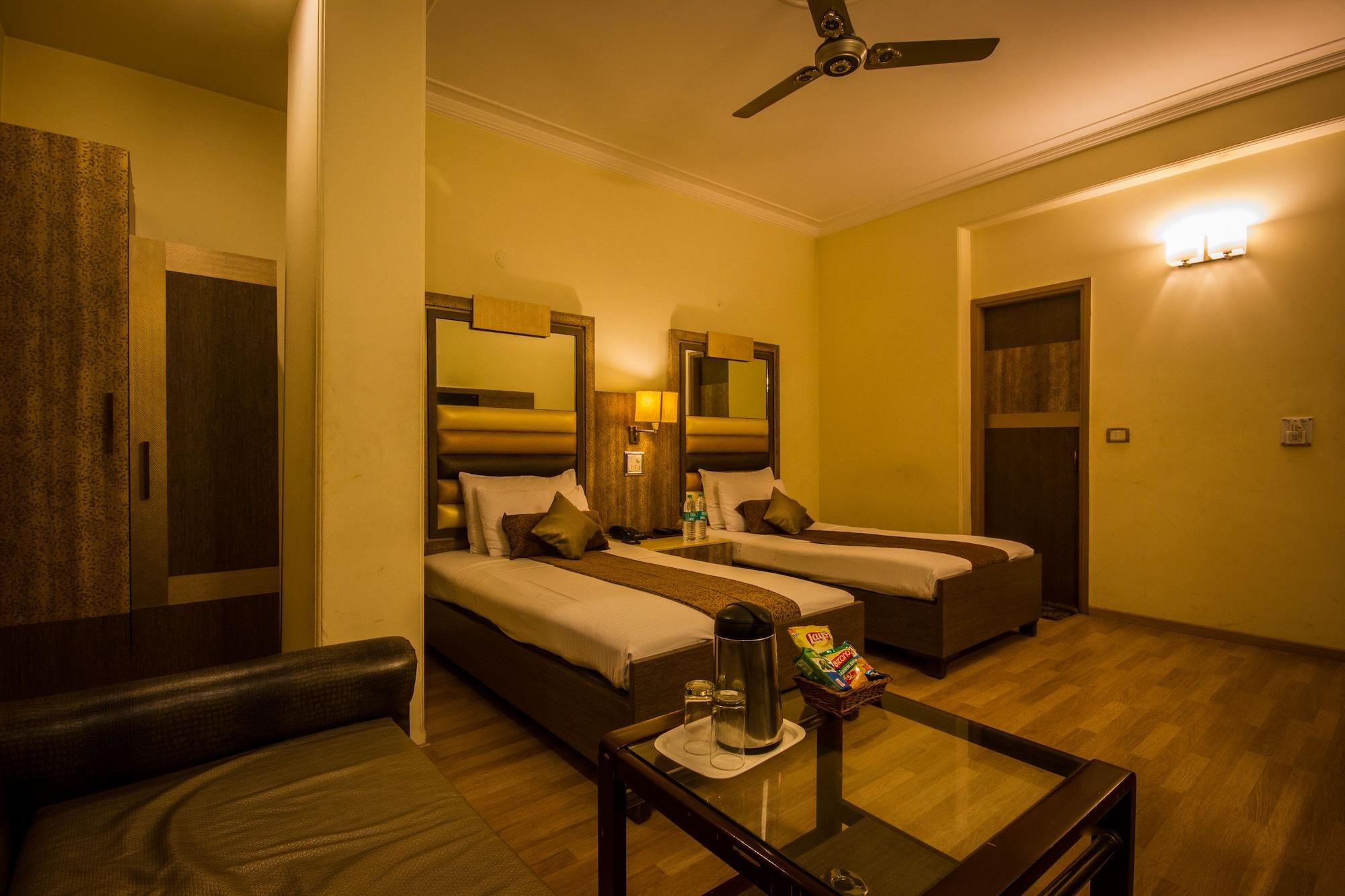 The Suncourt Hotel Yatri Nuova Delhi Esterno foto
