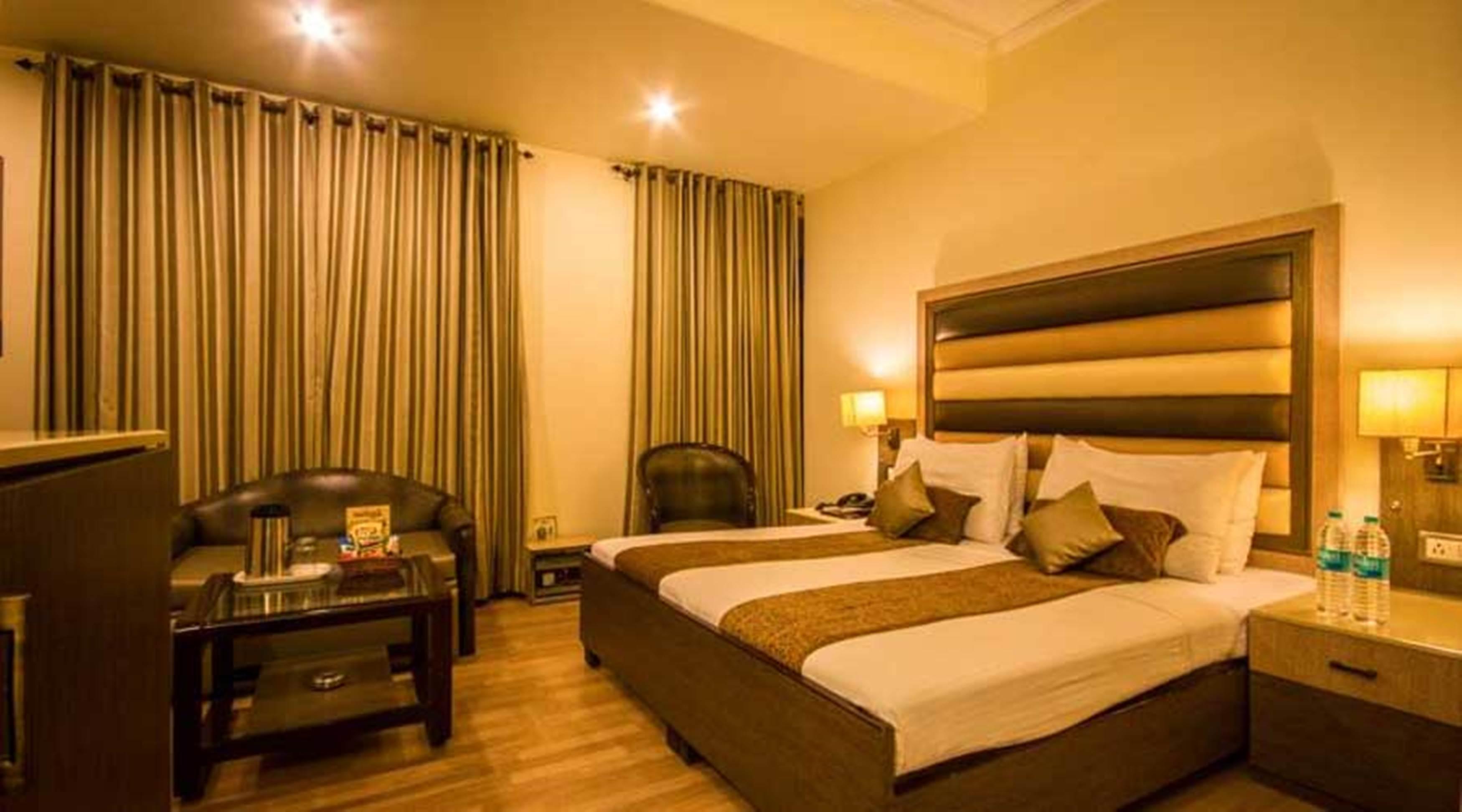 The Suncourt Hotel Yatri Nuova Delhi Esterno foto